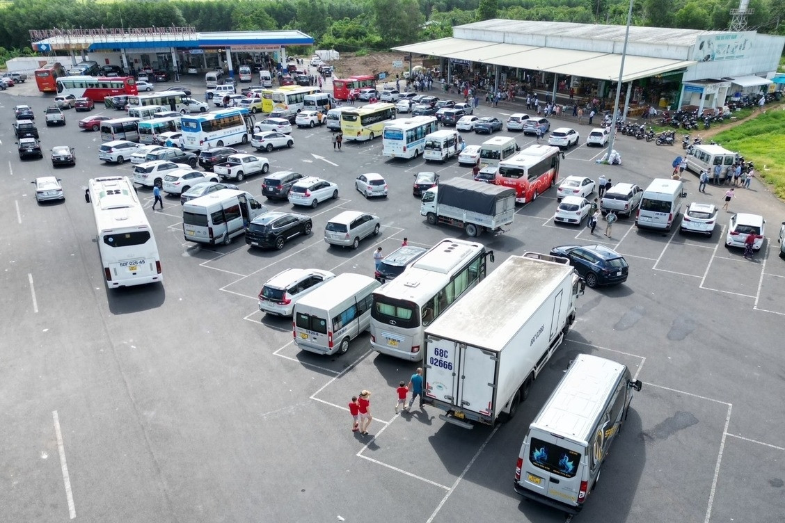 250 km cao tốc mới có 1 trạm dừng, khách xếp hàng dài chờ đi vệ sinh
