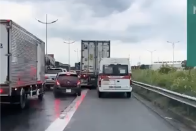 Xe cứu thương gặp khó trên cao tốc vì hàng loạt ô tô đi vào làn khẩn cấp