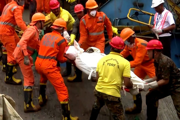 Ấn Độ: Sập cần cẩu khổng lồ, 16 người thiệt mạng