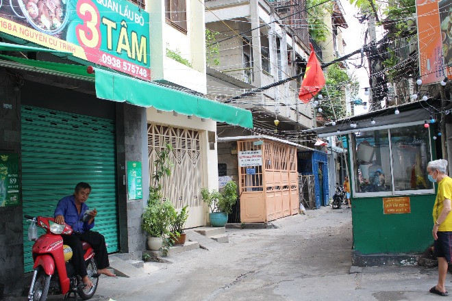 Chuyện ở khu đất dữ Sài Gòn xưa: Người đẹp vào quán bar, nhóm trai chờ đầu hẻm