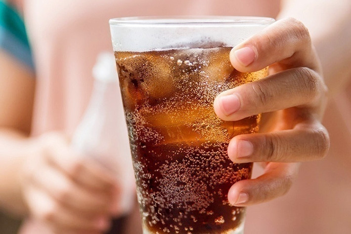 Bác sĩ yêu cầu bệnh nhân uống 9 lít coca để chữa tắc ruột