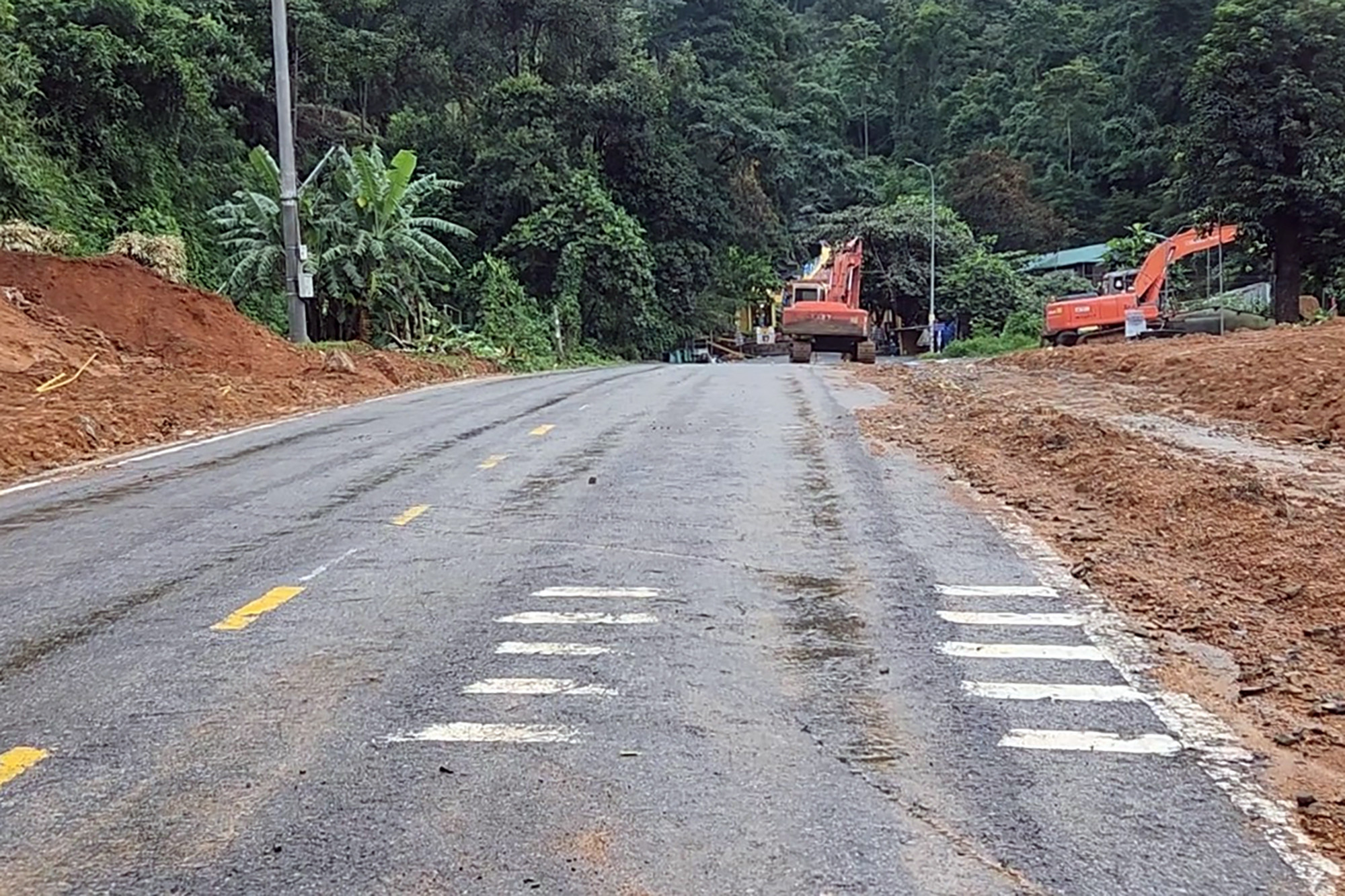 Bản tin trưa 1/8: Thông tuyến đèo Bảo Lộc sau gần 2 ngày ách tắc do sạt lở