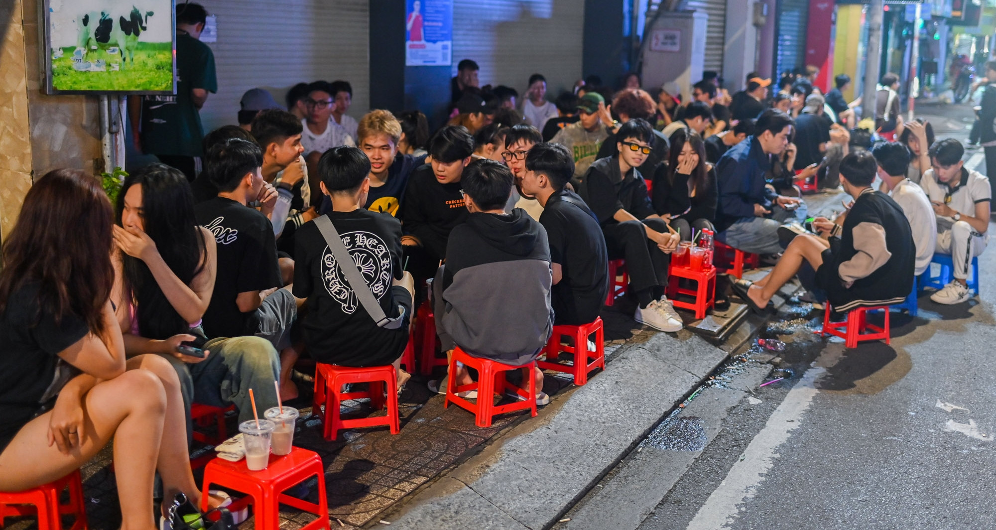 https://static-images.vnncdn.net/files/publish/2023/8/1/enjoying-saigons-sidewalk-coffee-stands-at-night-1065.jpg?s=6NIihtklK_6TRMgROQqO5Q&width=0