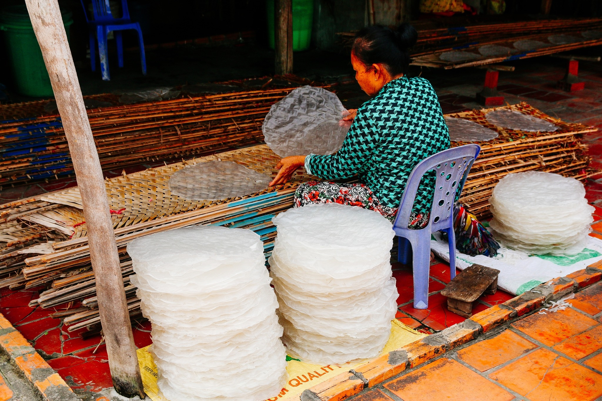 Ghé làng nghề 200 tuổi, khách tự tay tráng bánh, làm đặc sản nức tiếng Cần Thơ