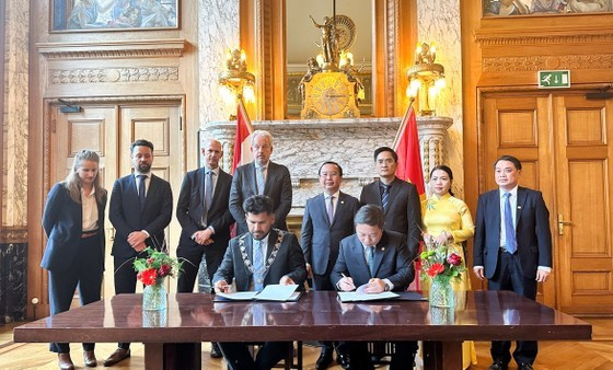 HCMC, Rotterdam signs MoU on seaport development ảnh 1