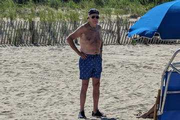 Hình ảnh ông Biden cởi trần tắm nắng gây 'sốt' mạng xã hội
