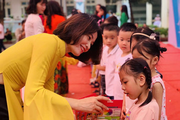 Học sinh lớp 1 Hà Nội tựu trường sớm: Em háo hức, em thút thít trong vòng tay mẹ