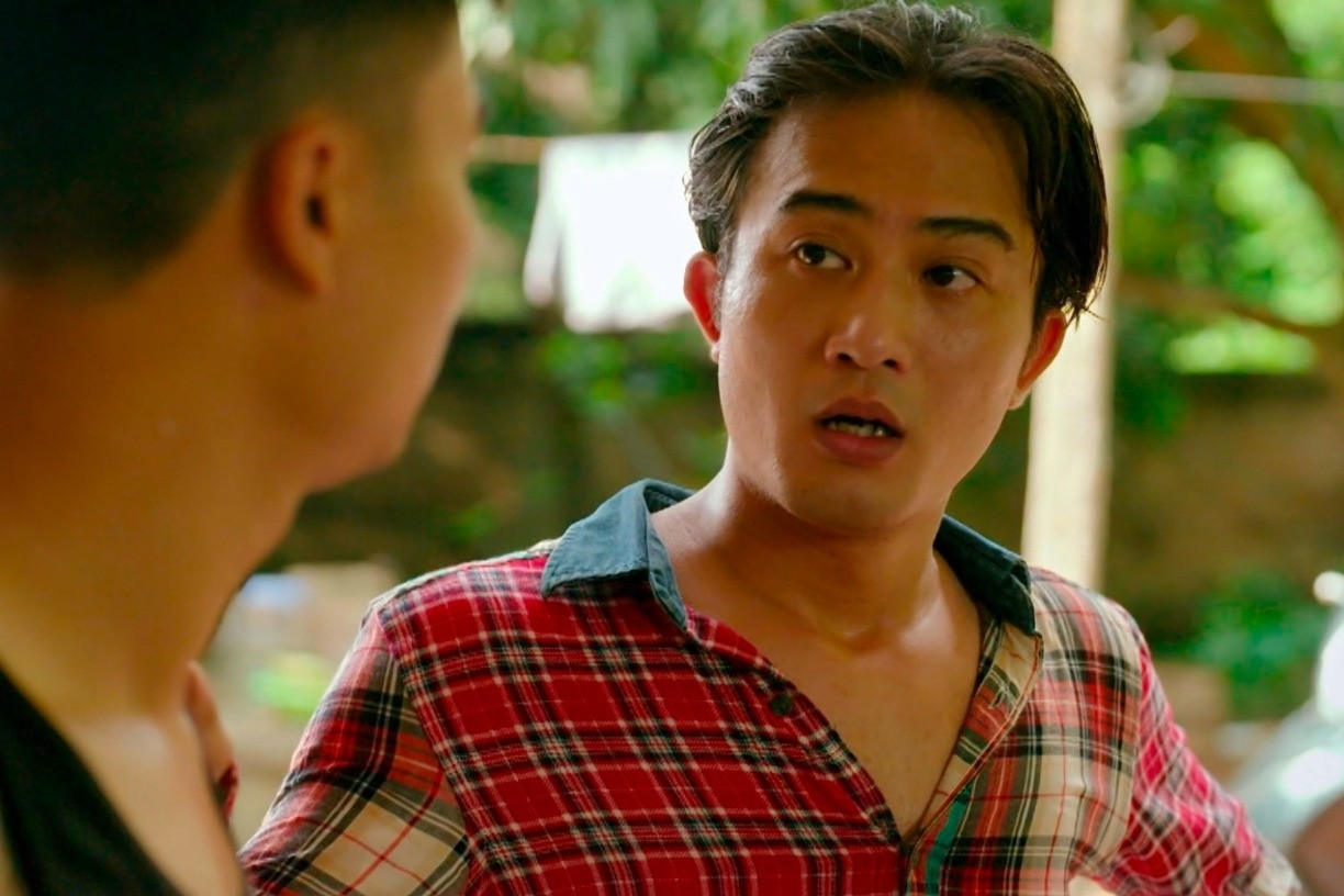 Khán giả đòi bỏ phim 'Làng trong phố', muốn đạo diễn 'chữa giọng khàn' cho Mến
