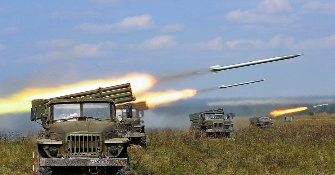 Pháo phản lực BM-21 Grad của Nga nã tên lửa phá hủy căn cứ Ukraine