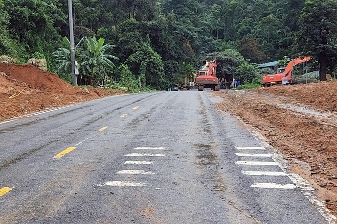 Lâm Đồng yêu cầu kiểm tra vườn sầu riêng ngay điểm sạt lở trên đèo Bảo Lộc