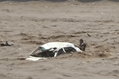 Thót tim xem giải cứu tài xế mắc kẹt trong ô tô giữa dòng nước lũ