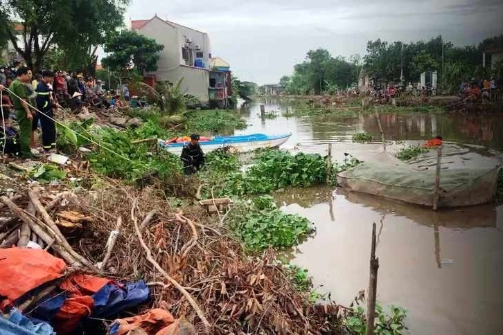 Tìm kiếm nam thanh niên đi xe máy rơi xuống sông mất tích