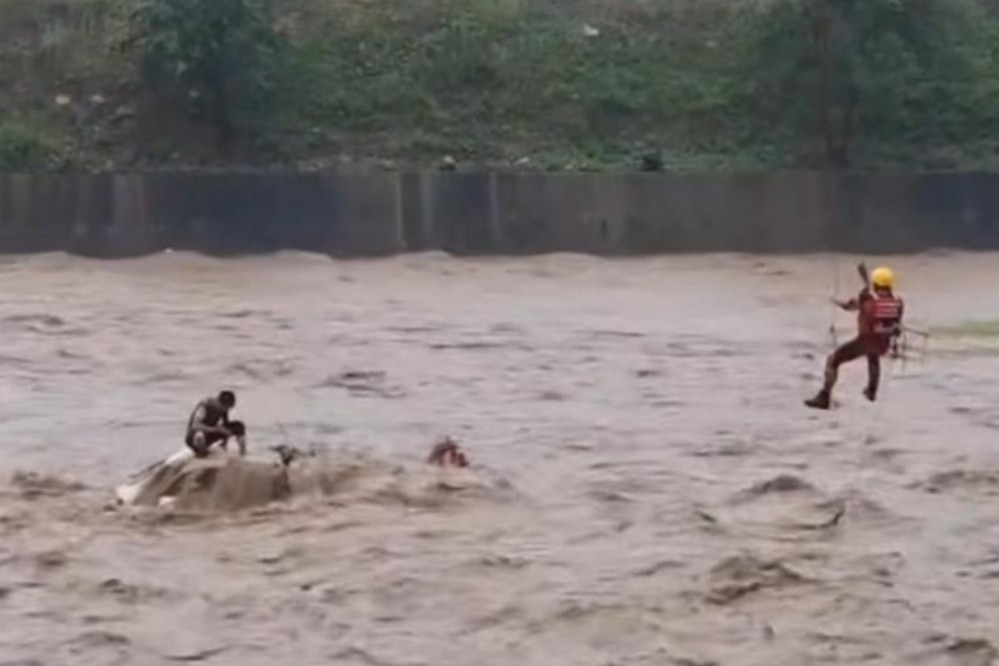 Video giải cứu người đàn ông mắc kẹt trên ô tô giữa dòng lũ xiết ở Trung Quốc