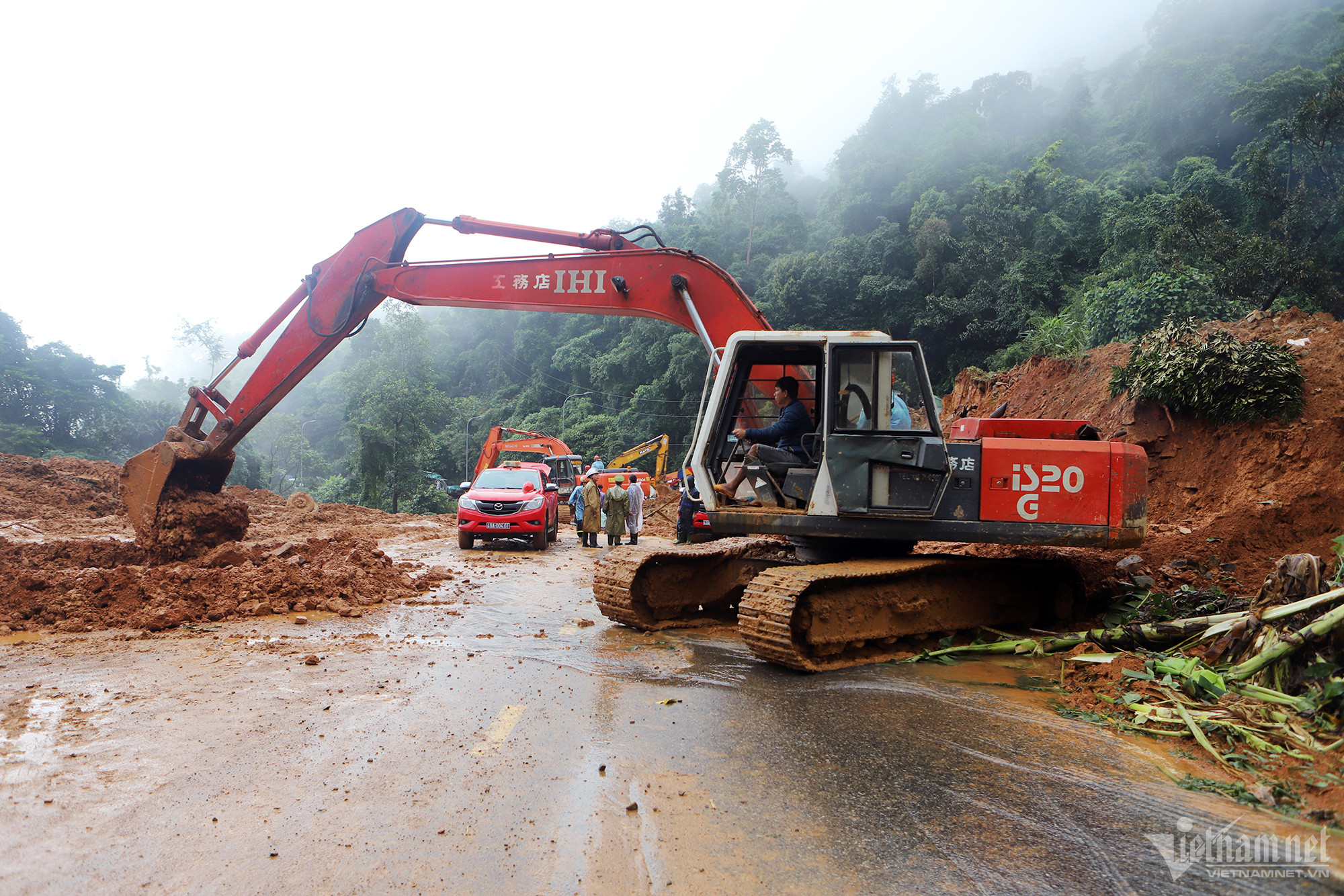 Thông tuyến đèo Bảo Lộc sau gần 2 ngày ách tắc giao thông do sạt lở