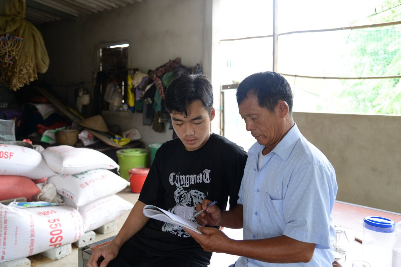 Bản tin sáng 1/8: Cả làng họp đêm, góp tiền đưa chàng trai nghèo vào đại học