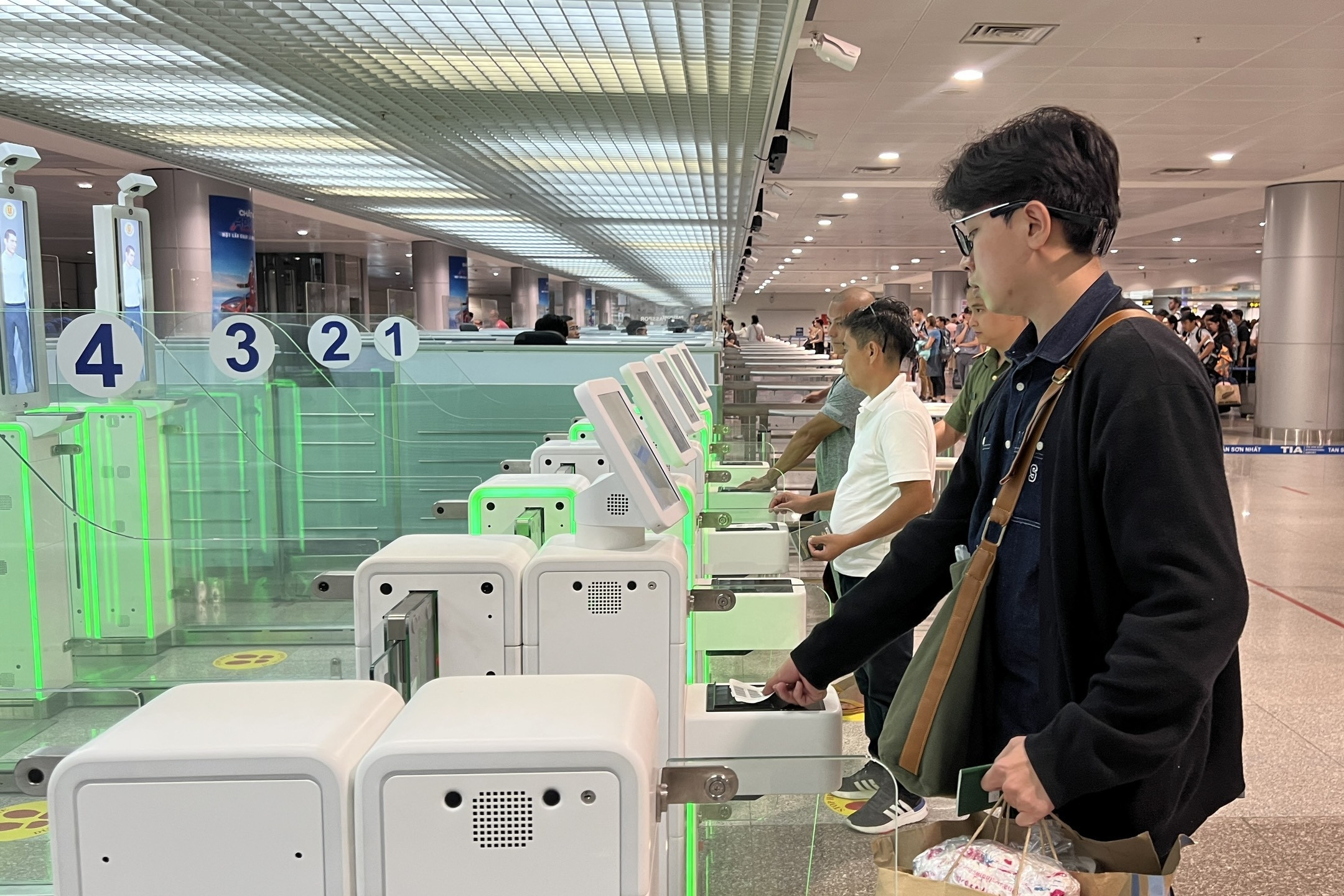 Automatic entry/exit procedures at Tan Son Nhat Airport take only 30 seconds