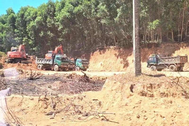 Bán hàng nghìn m3 đất trái quy định, xã và nhà thầu đổ lỗi cho nhau