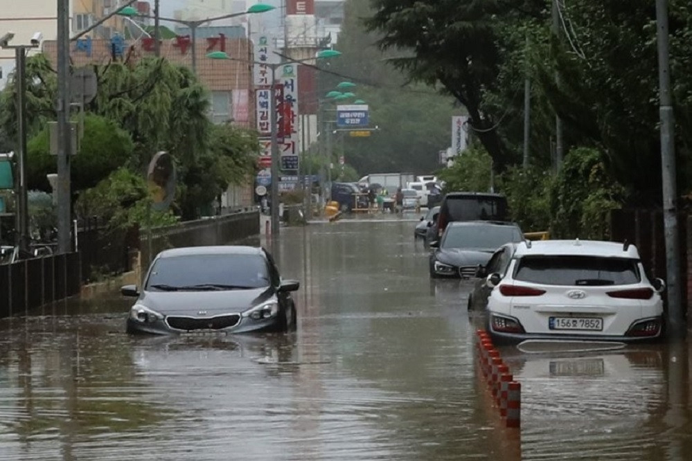 Bão mạnh đổ bộ Hàn Quốc, nhiều thành phố chìm trong biển nước