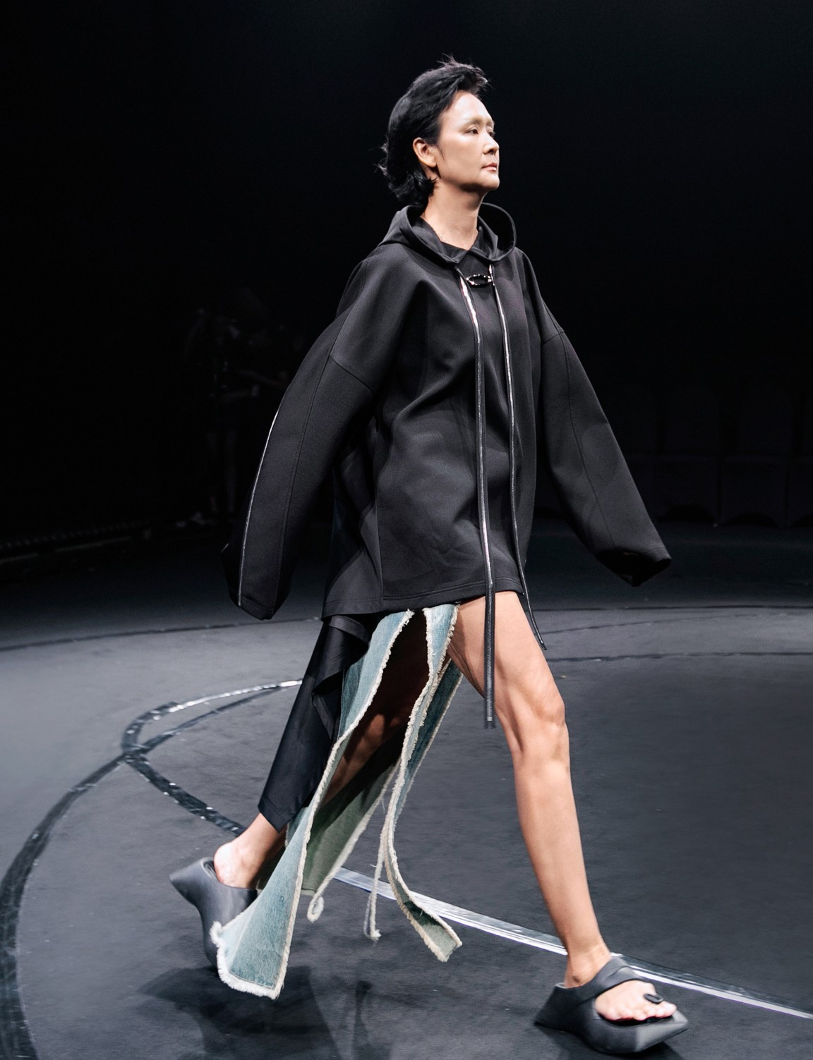 Hoa hậu Trần Bảo Ngọc diễn thời trang sau một năm mắc ung thư vú ảnh 1