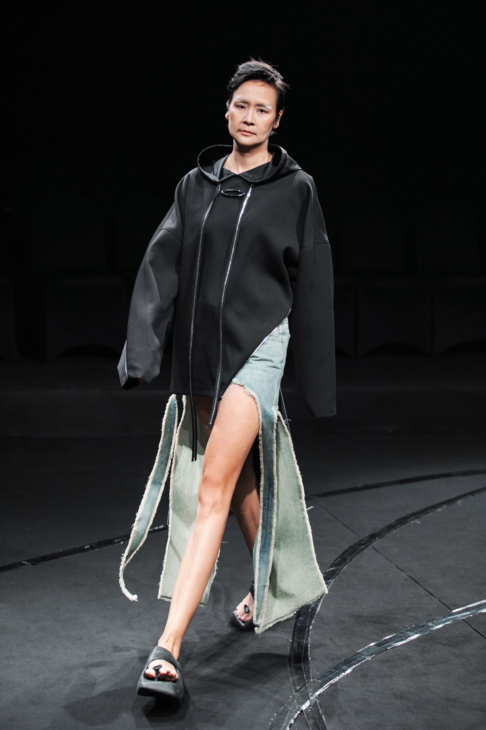 Hoa hậu Trần Bảo Ngọc diễn thời trang sau một năm mắc ung thư vú ảnh 2