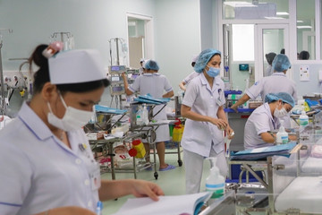 Hơn 500 nhân viên y tế ở TP.HCM nghỉ việc trong 8 tháng