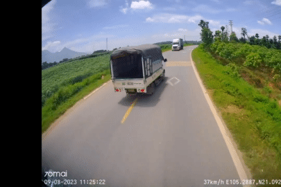 Ô tô container và xe tải nhỏ suýt đối đầu sau pha hù dọa trên đường