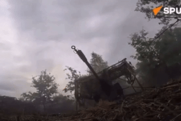 Video lựu pháo D-30 của Nga bắn phá cứ điểm ngụy trang ở miền đông Ukraine