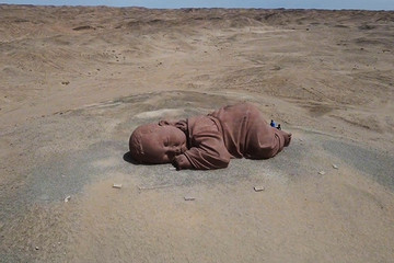 Ý nghĩa của bức tượng em bé khổng lồ, nằm đơn côi giữa sa mạc Trung Quốc