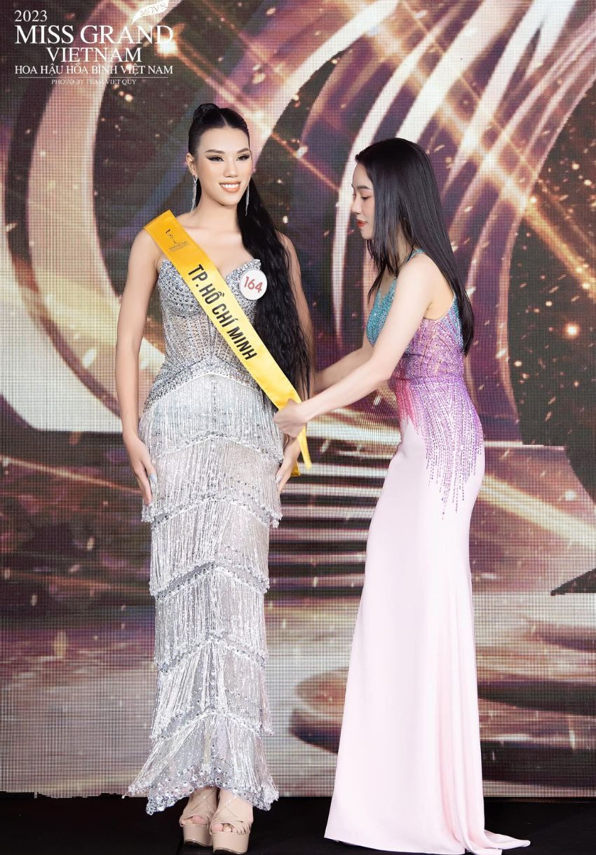 Giáo viên dạy năng khiếu hoàn cảnh khó khăn, cha bị mù thi Miss Grand Vietnam 32