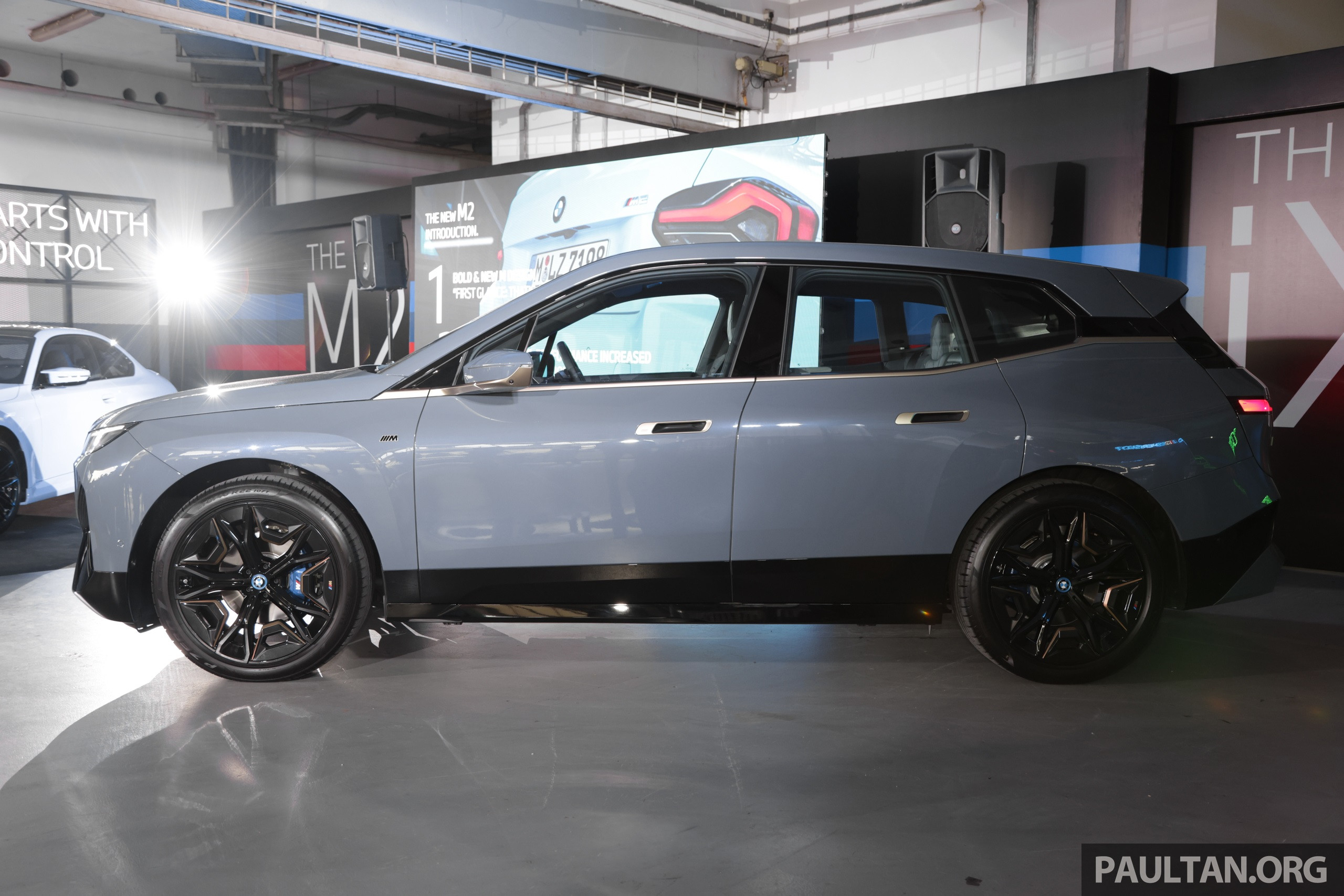 SUV chạy điện BMW iX M60 mạnh 610 mã lực ra mắt  Xe 360