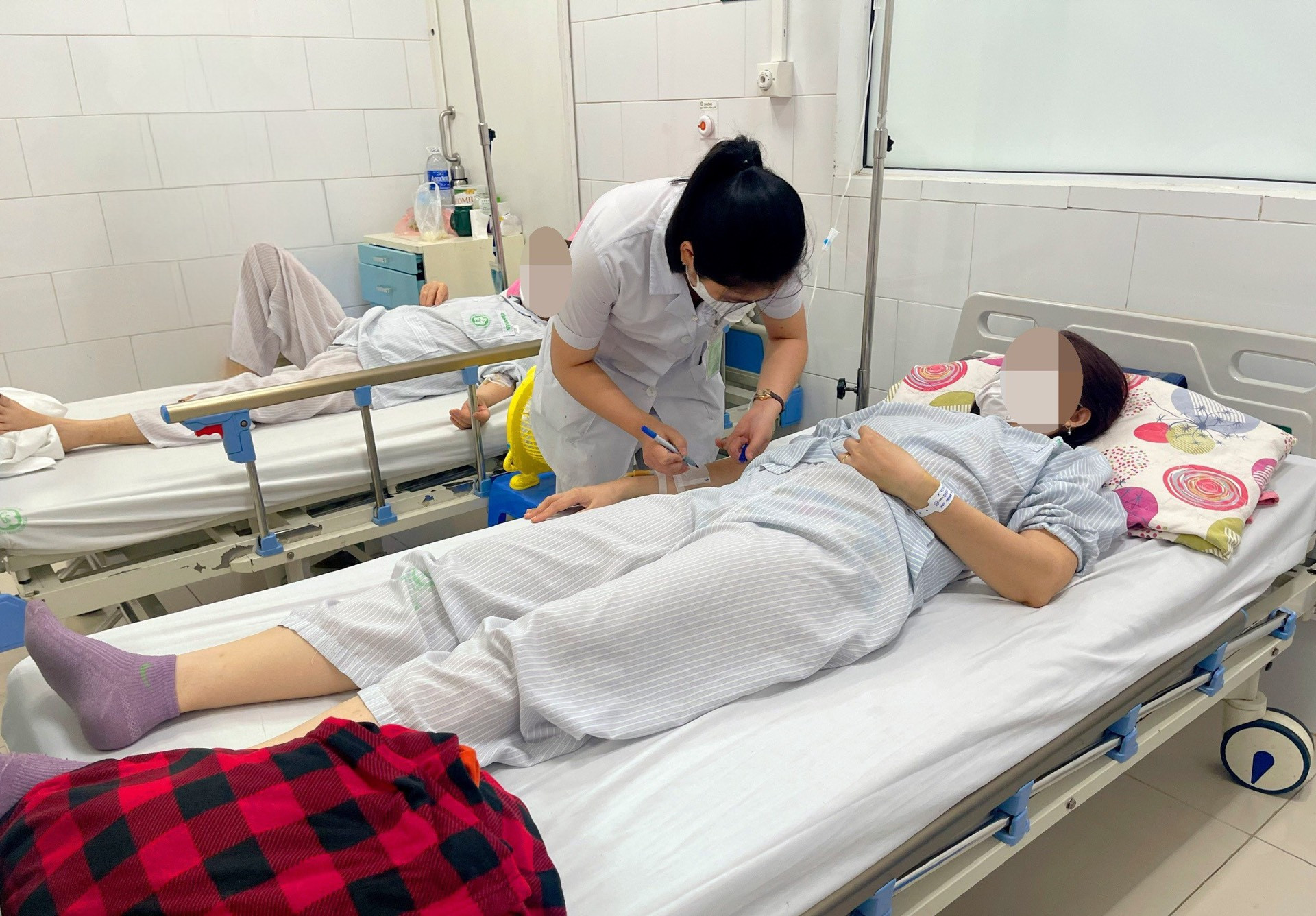 Bệnh nhân điều trị tại Trung tâm chống độc, Bệnh viện Bạch Mai do ngộ độc phẩm màu. Ảnh: BVCC