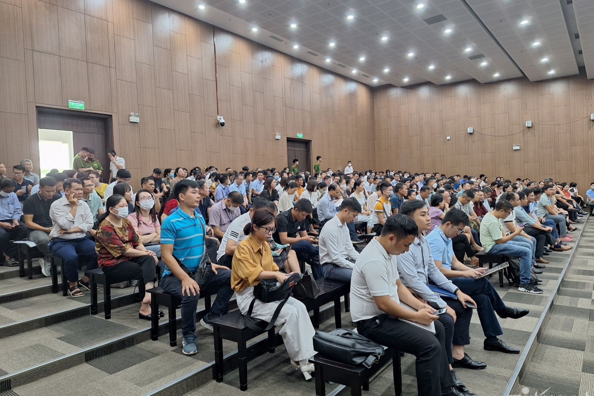 'Đại gia điếu cày' Lê Thanh Thản được dìu đến phiên toà