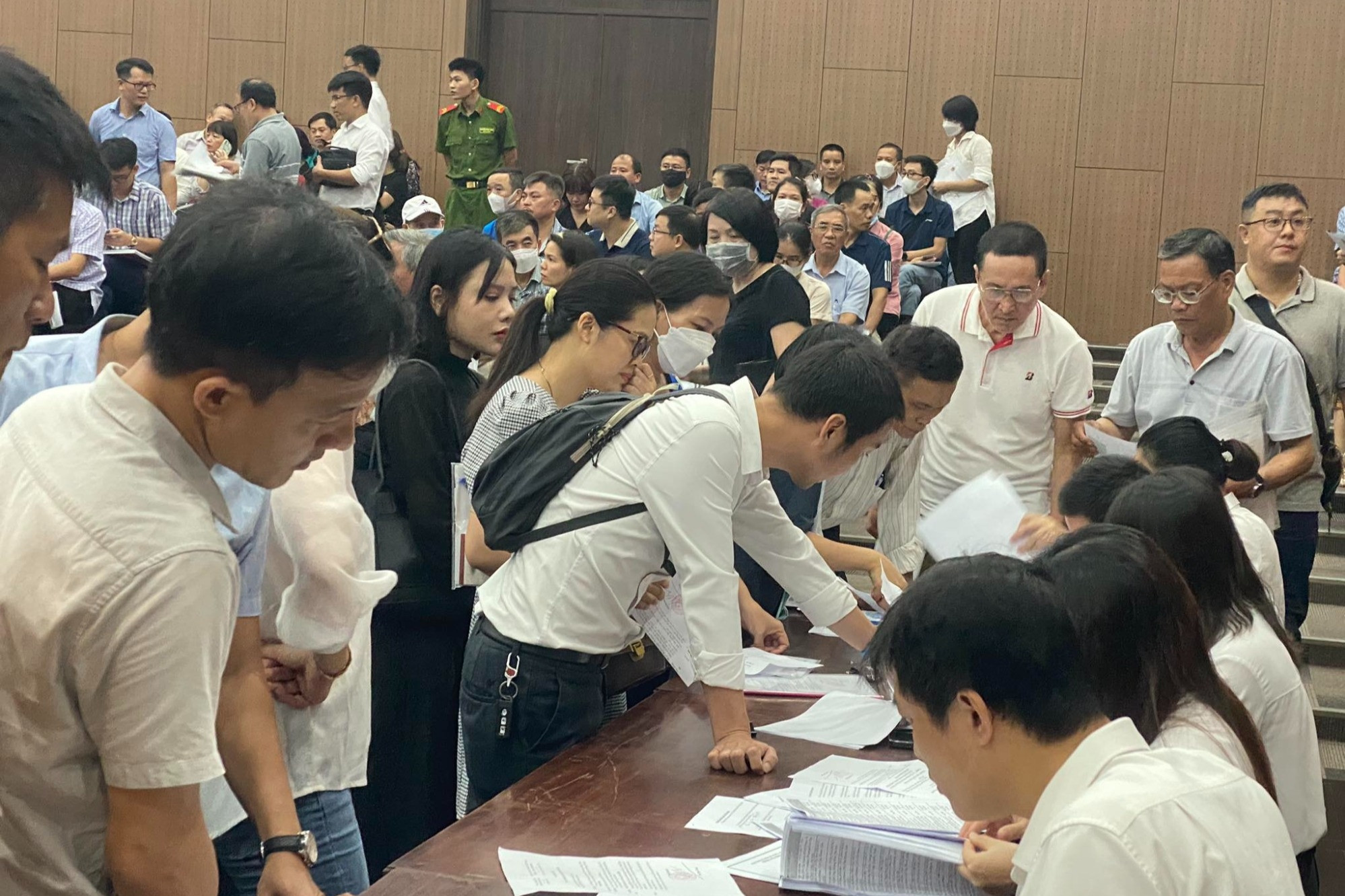 Hàng trăm người mua nhà của ông Lê Thanh Thản đến dự tòa