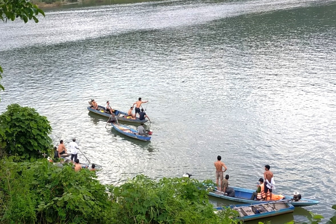 Lật ghe trên lòng hồ thủy điện, 2 người chết và mất tích