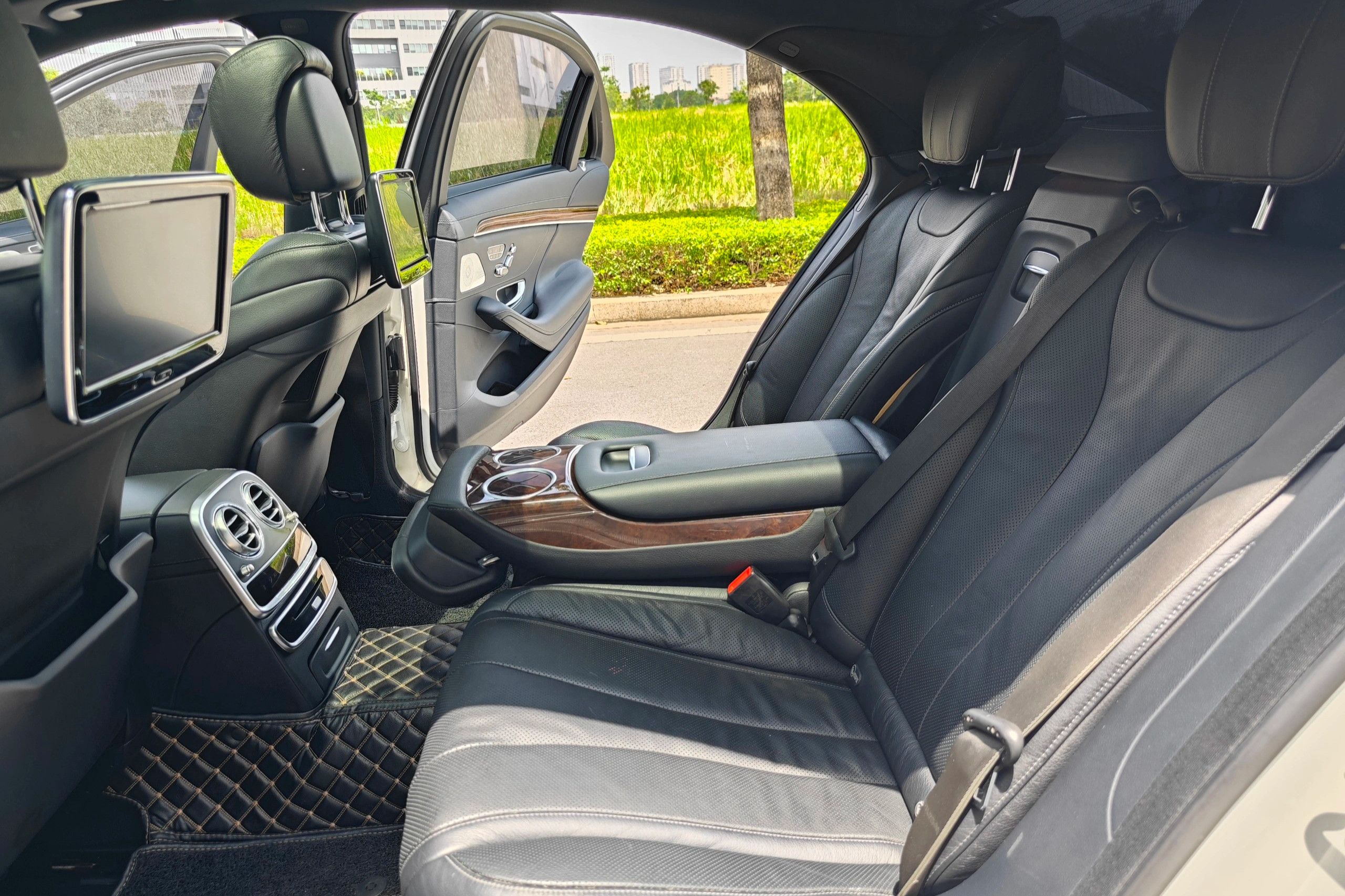 Mercedes-Benz S400 chạy 8 năm được rao bán với giá rẻ hơn Toyota Camry mới - 5