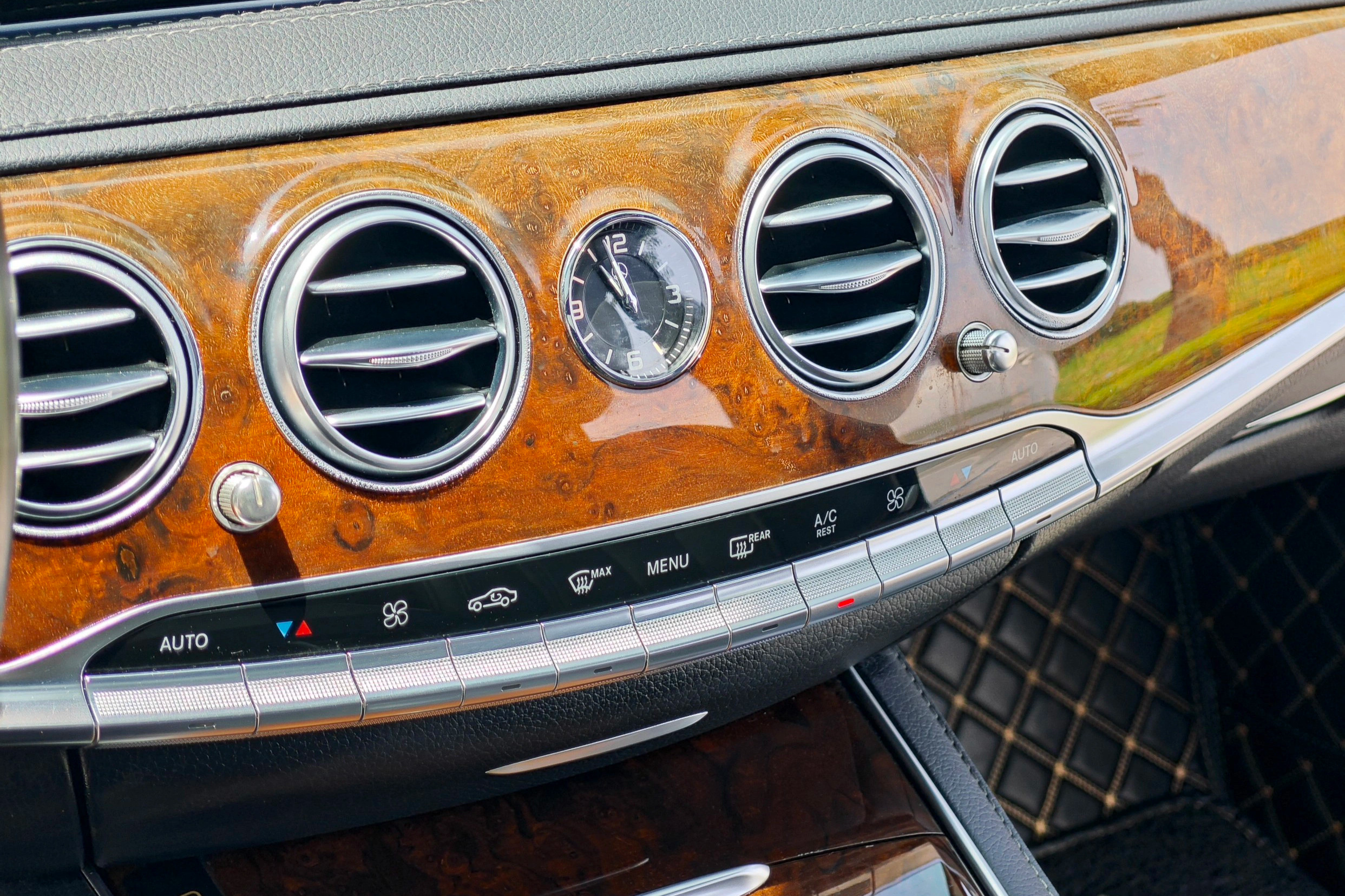 Mercedes-Benz S400 chạy 8 năm được rao bán với giá rẻ hơn Toyota Camry mới - 9