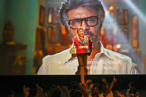 Nhiều công ty cho nhân viên nghỉ làm đi xem phim mới của siêu sao Ấn Độ