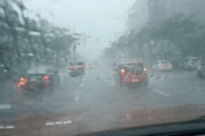 Trời mưa lớn, ô tô đồng loạt bật đèn khẩn cấp, đúng hay sai?