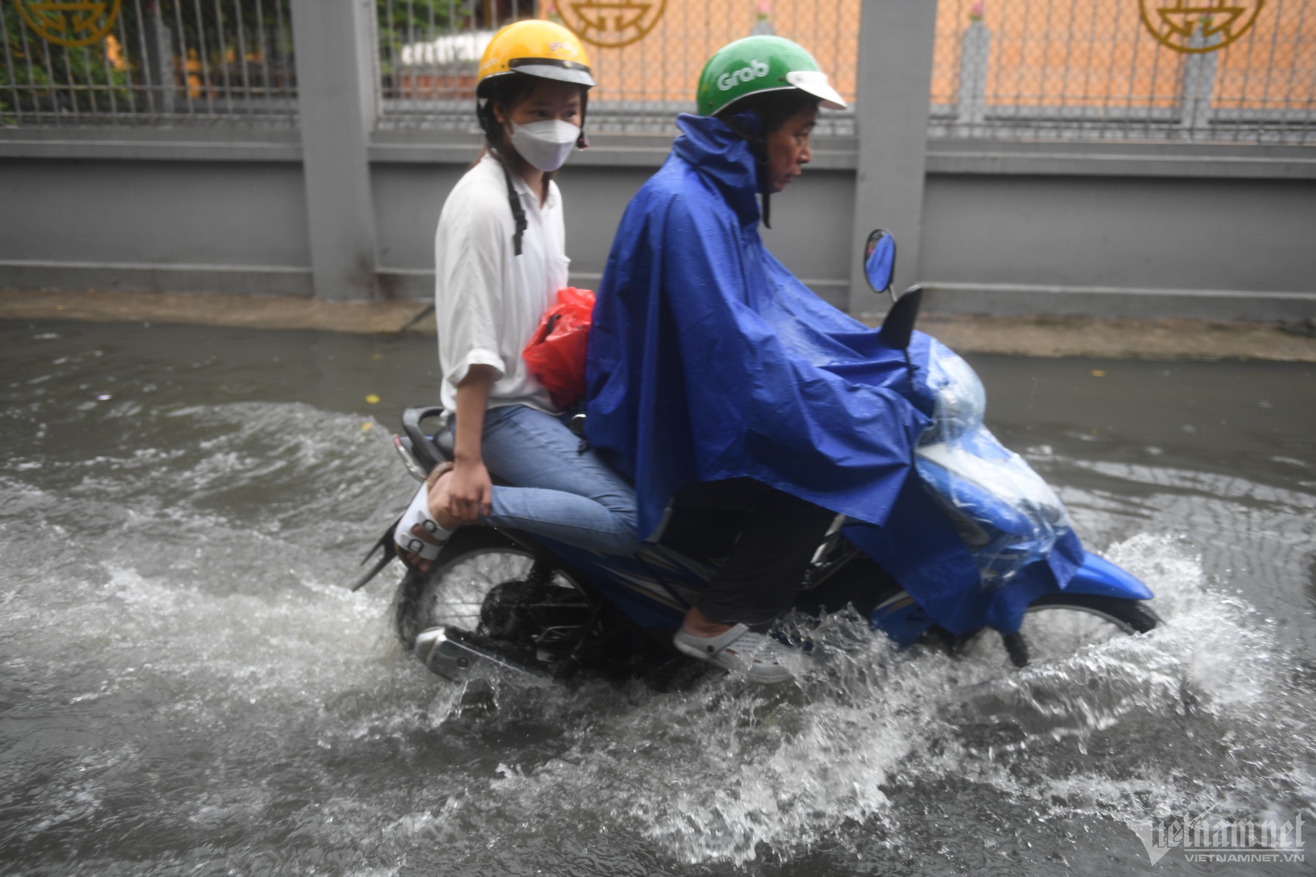 Nhiều tuyến phố Hà Nội bị ngập sâu trong trận mưa giữa trưa