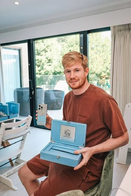 De Bruyne hào phóng tặng Iphone xịn cho Pep và dàn sao Man City