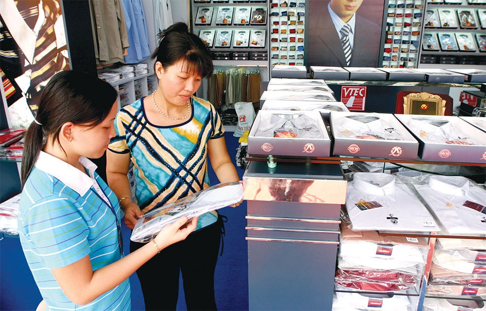 Some companies are placing wider focus on manufacturing office attire, photo Le Toan