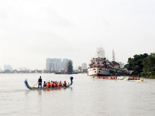 HCM City eyes 10% rise in waterway tourism revenue hinh anh 1