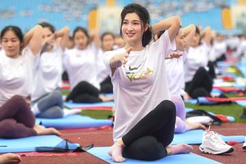 Hoa hậu Ngọc Hân, Á hậu Phương Nhi cùng 5.000 người đồng diễn Yoga