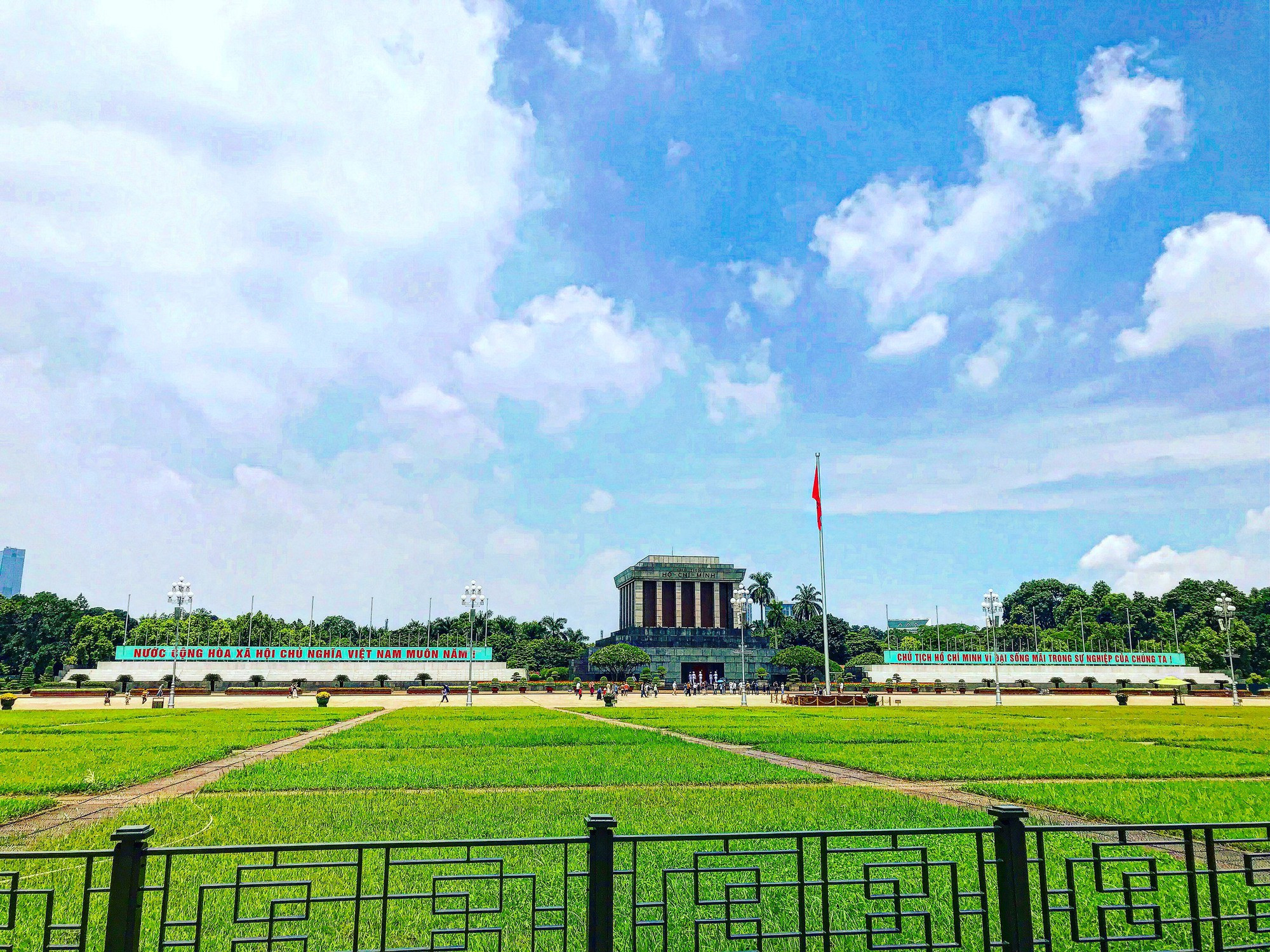 Lưu ngay những địa điểm chụp ảnh mùa thu Hà Nội đẹp xao xuyến lòng người - Ảnh 1.