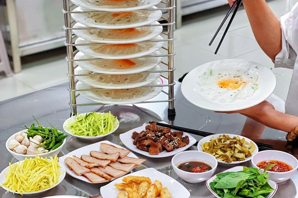 Món ăn 'tốn' chén đĩa nhất Việt Nam, khách cuốn vài chục bánh mới 'đã thèm'