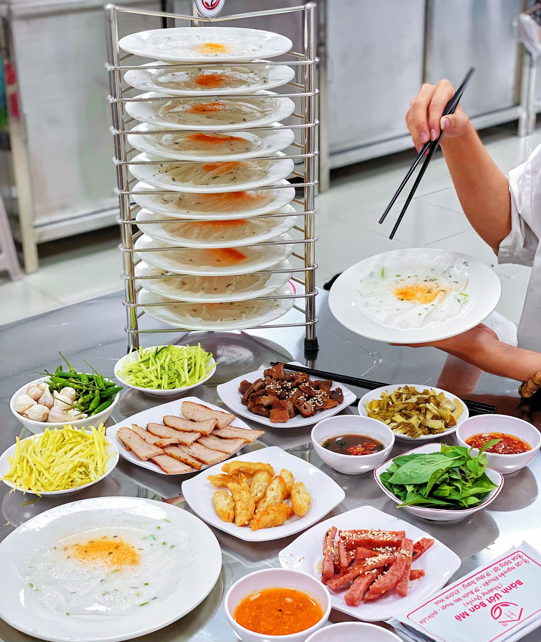 Món ăn tốn chén đĩa nhất Việt Nam, khách cuốn vài chục bánh mới đã thèm - 1