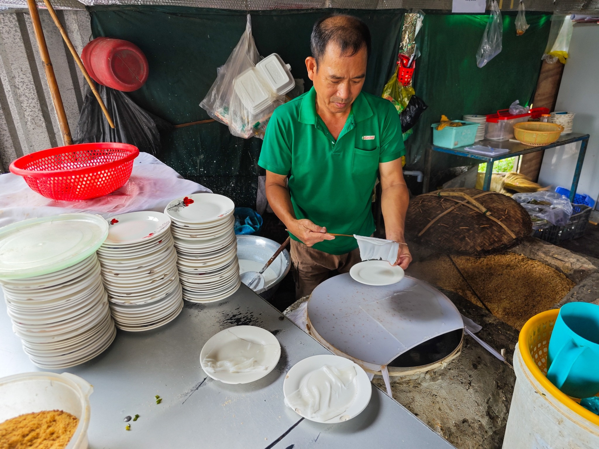 Món ăn tốn chén đĩa nhất Việt Nam, khách cuốn vài chục bánh mới đã thèm - 2