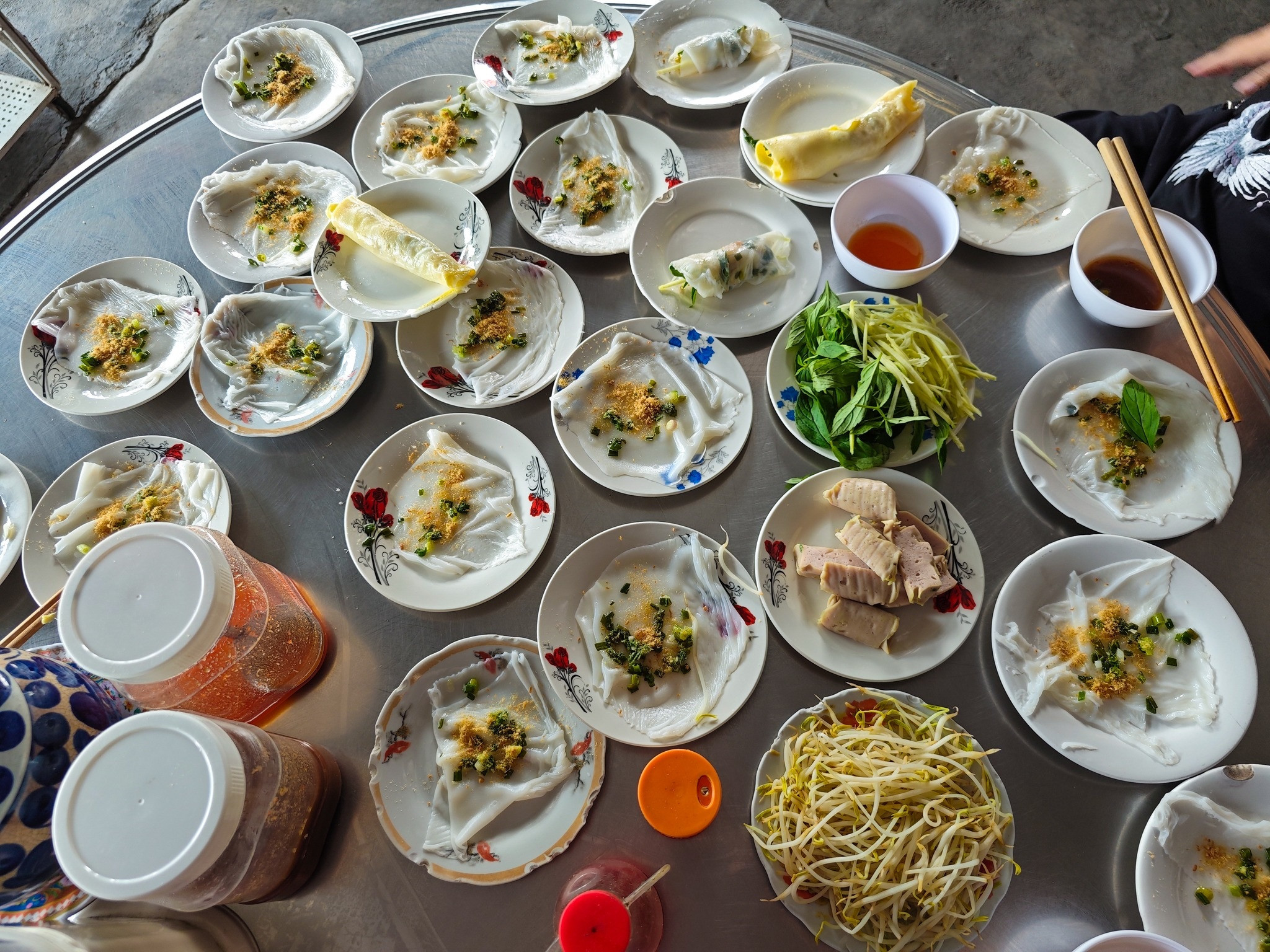 Món ăn tốn chén đĩa nhất Việt Nam, khách cuốn vài chục bánh mới đã thèm - 5