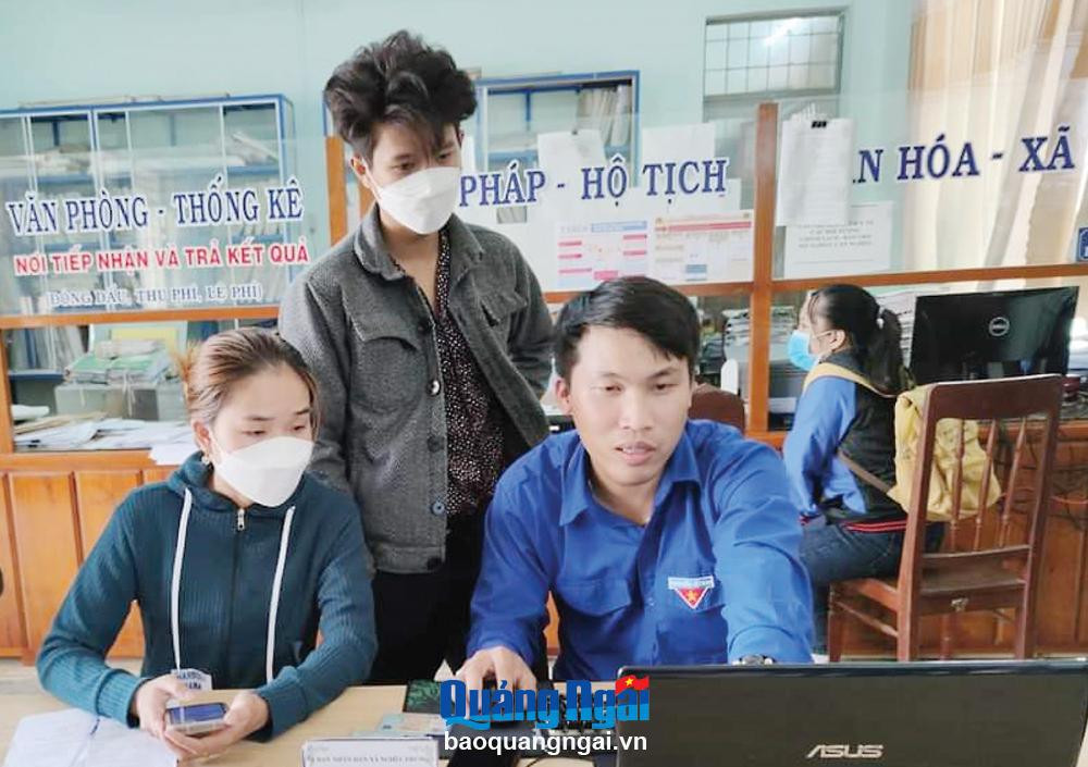 Thành viên Tổ công nghệ số cộng đồng xã Nghĩa Trung (Tư Nghĩa) hướng dẫn người dân thực hiện các dịch vụ công trực tuyến.
