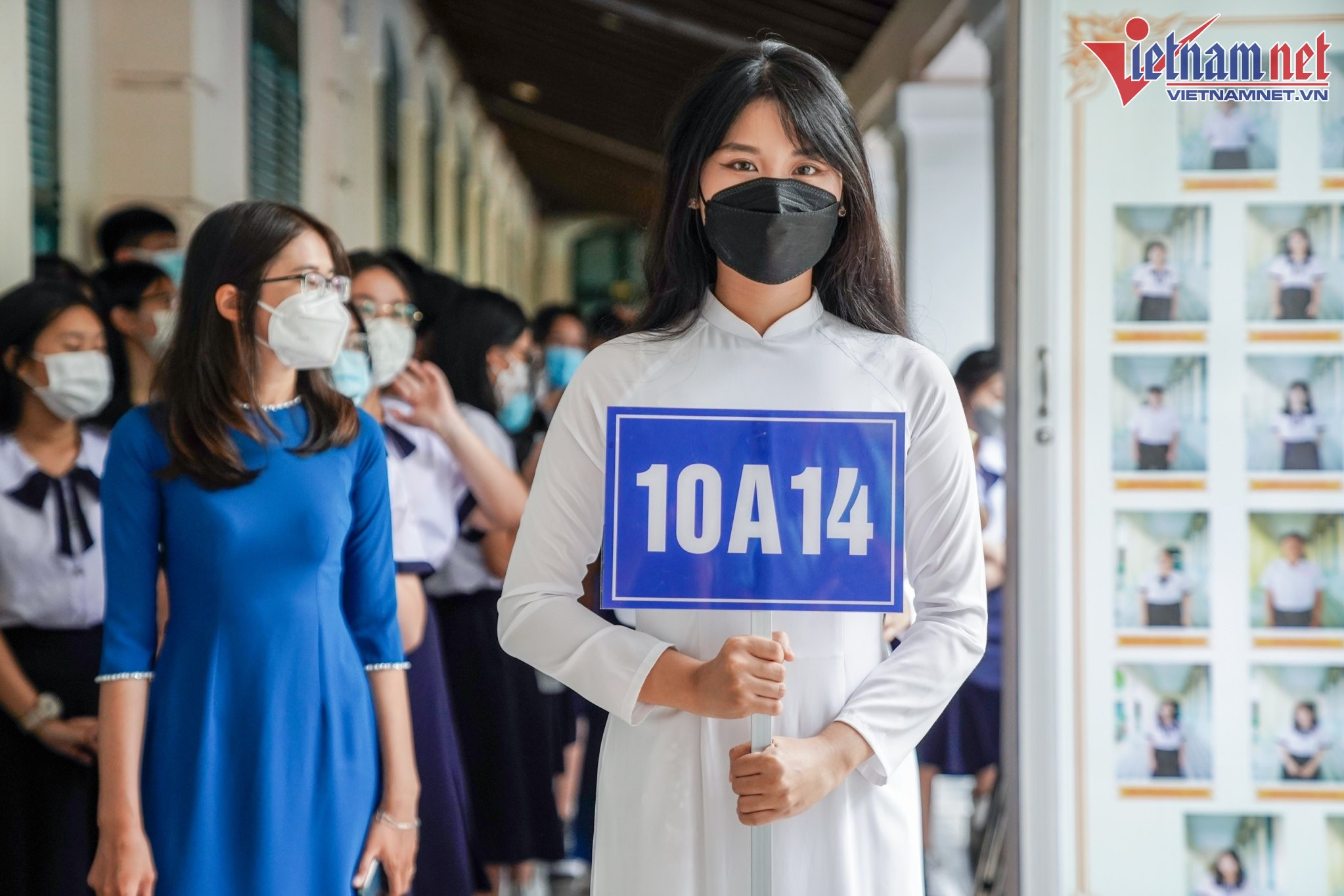 Trường yêu cầu đồng phục cả... balo: Sao ép phụ huynh phải 'mua bia kèm lạc'?